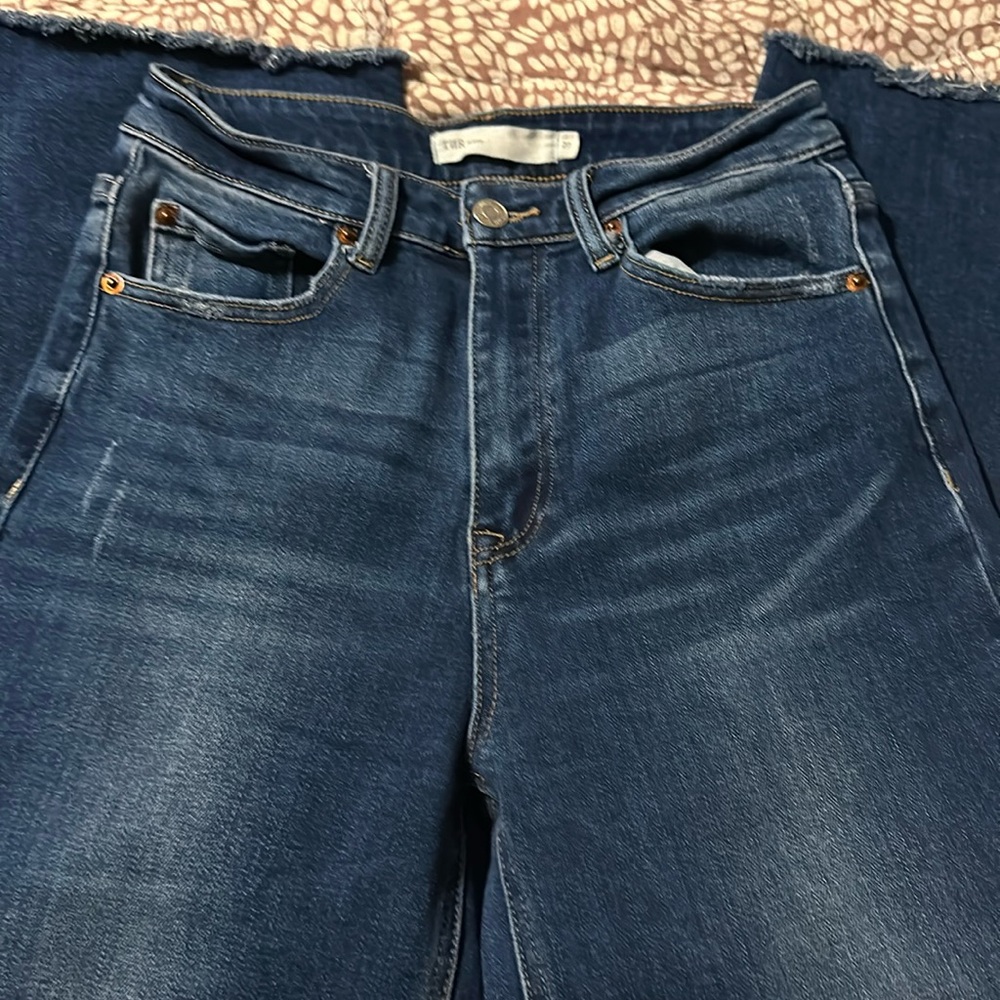 •Dark wash •High Waisted •Size 27 • Really good condition •Wide leg •Stretchy